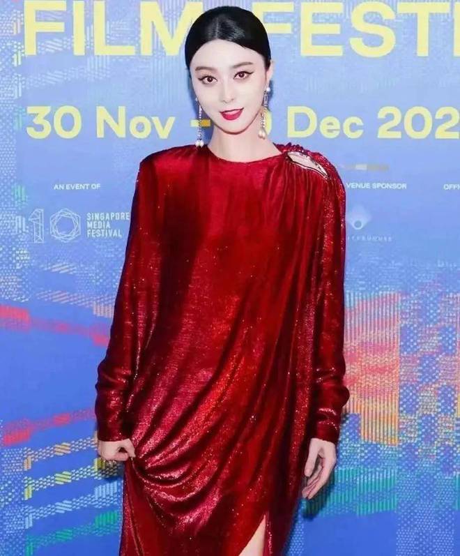 红唇显立体五官穿“窗帘裙”惊艳四座！j9国际站43范冰冰杀疯了！油头配