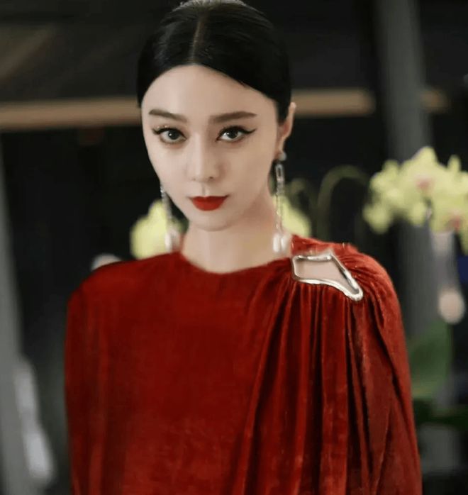 红唇显立体五官穿“窗帘裙”惊艳四座！j9国际站43范冰冰杀疯了！油头配(图3)